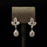 Vise Baget Detaylı Çiçek Küpe