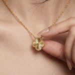 VCA Orijinal Gold Tekli Kalem Kolye - Görsel 3