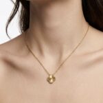 VCA Orijinal Gold Tekli Kalem Kolye - Görsel 2