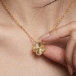 VCA Orijinal Gold Tekli Kalem Kolye - Görsel 3